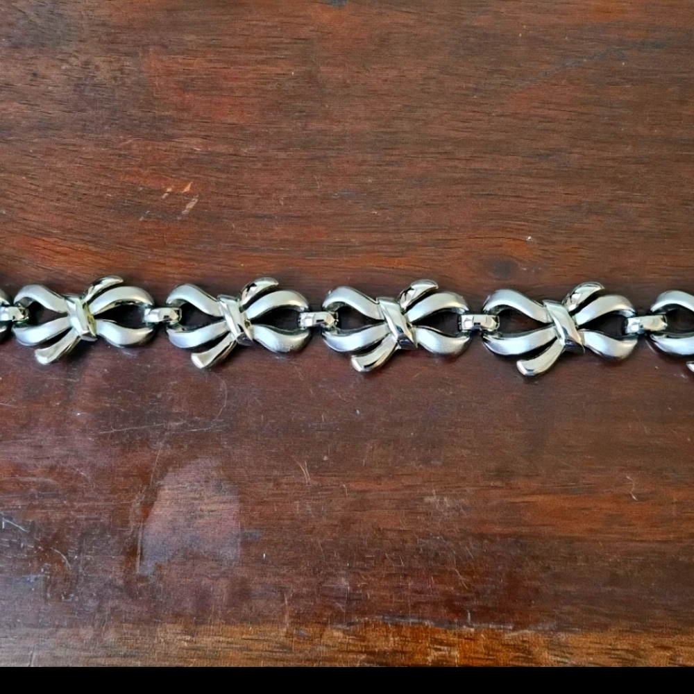 Crown Trifari bow shaped link silver tone bracelet Vtg
